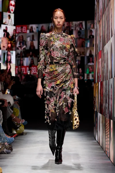 Look 16